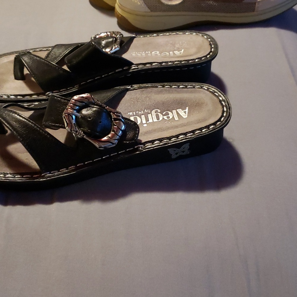 Algeria  size 6 sandals